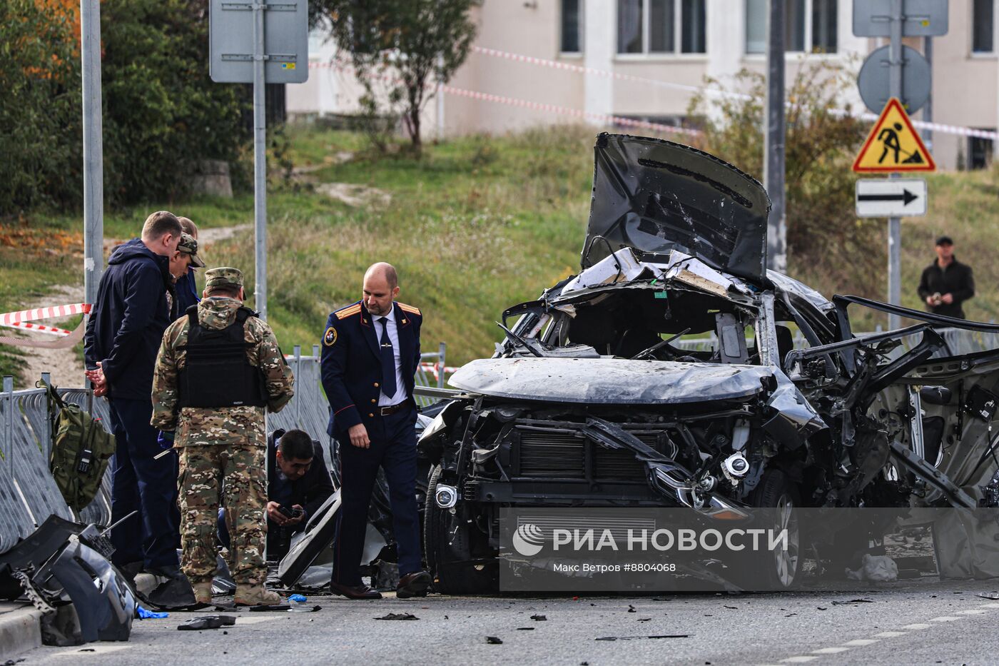 Обстановка на месте взрыва автомобиля в Севастополе