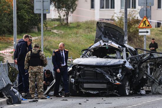 Обстановка на месте взрыва автомобиля в Севастополе