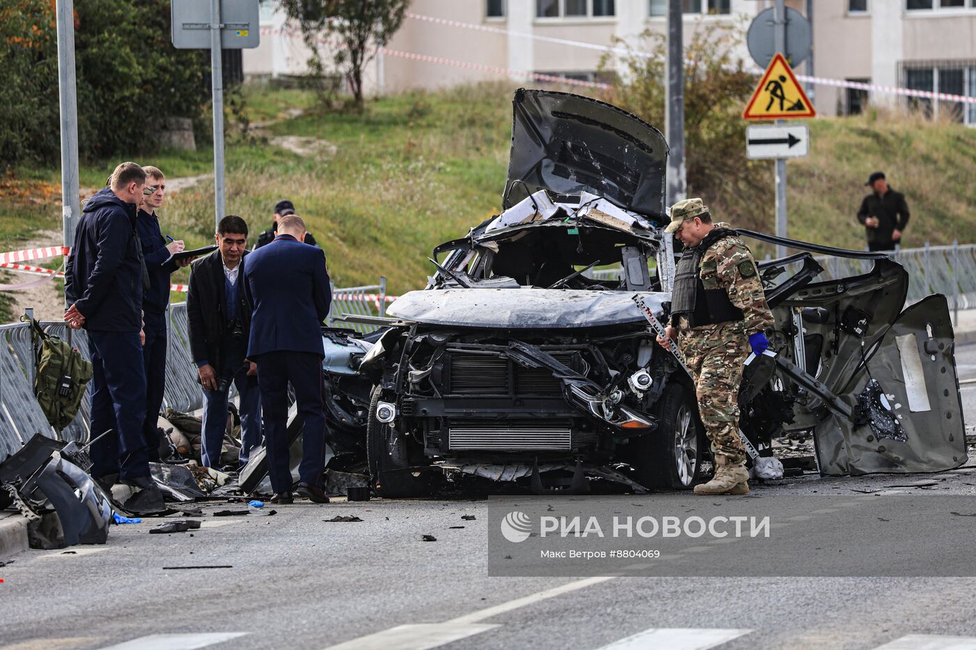 Обстановка на месте взрыва автомобиля в Севастополе