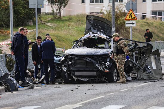 Обстановка на месте взрыва автомобиля в Севастополе