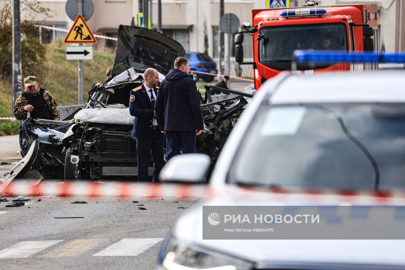 Обстановка на месте взрыва автомобиля в Севастополе