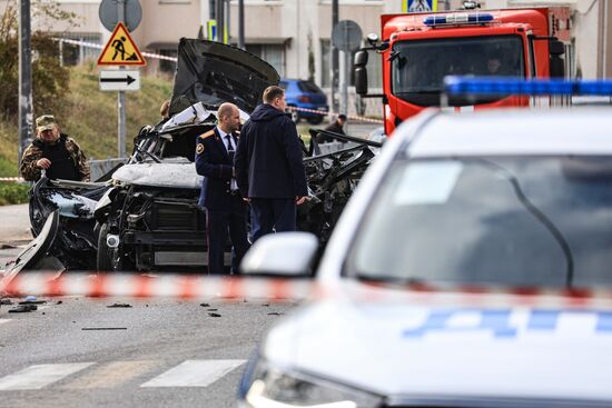 Обстановка на месте взрыва автомобиля в Севастополе