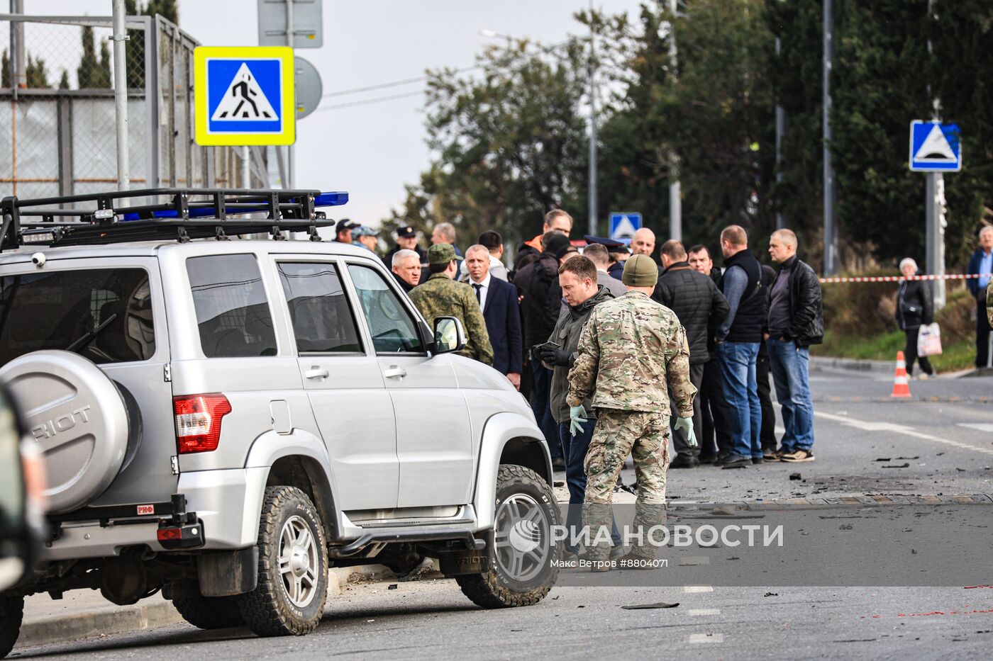 Обстановка на месте взрыва автомобиля в Севастополе