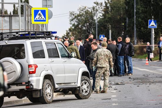 Обстановка на месте взрыва автомобиля в Севастополе