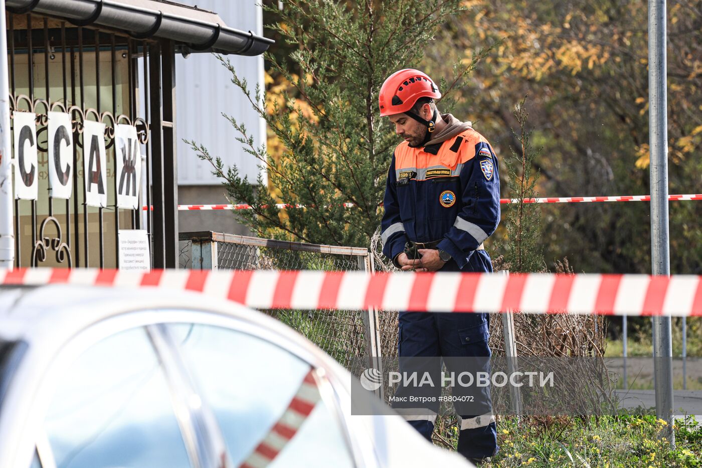 Обстановка на месте взрыва автомобиля в Севастополе