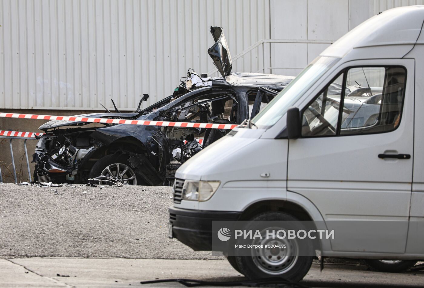 Обстановка на месте взрыва автомобиля в Севастополе