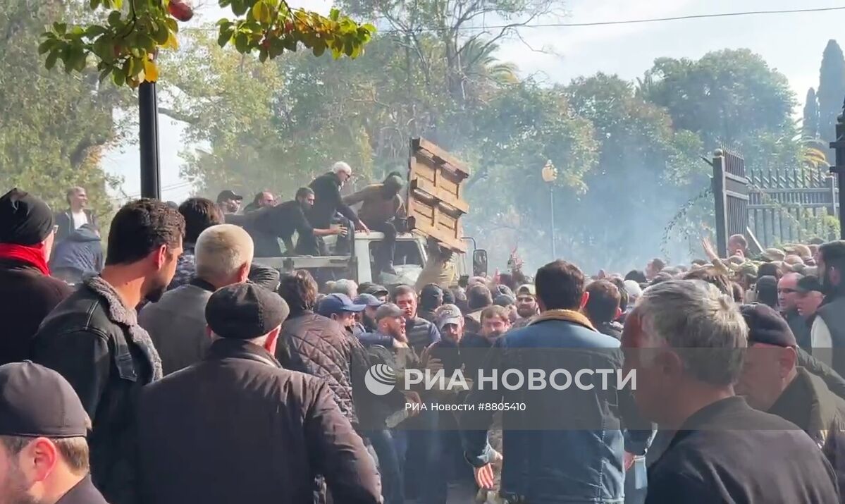 Обстановка у парламента Абхазии