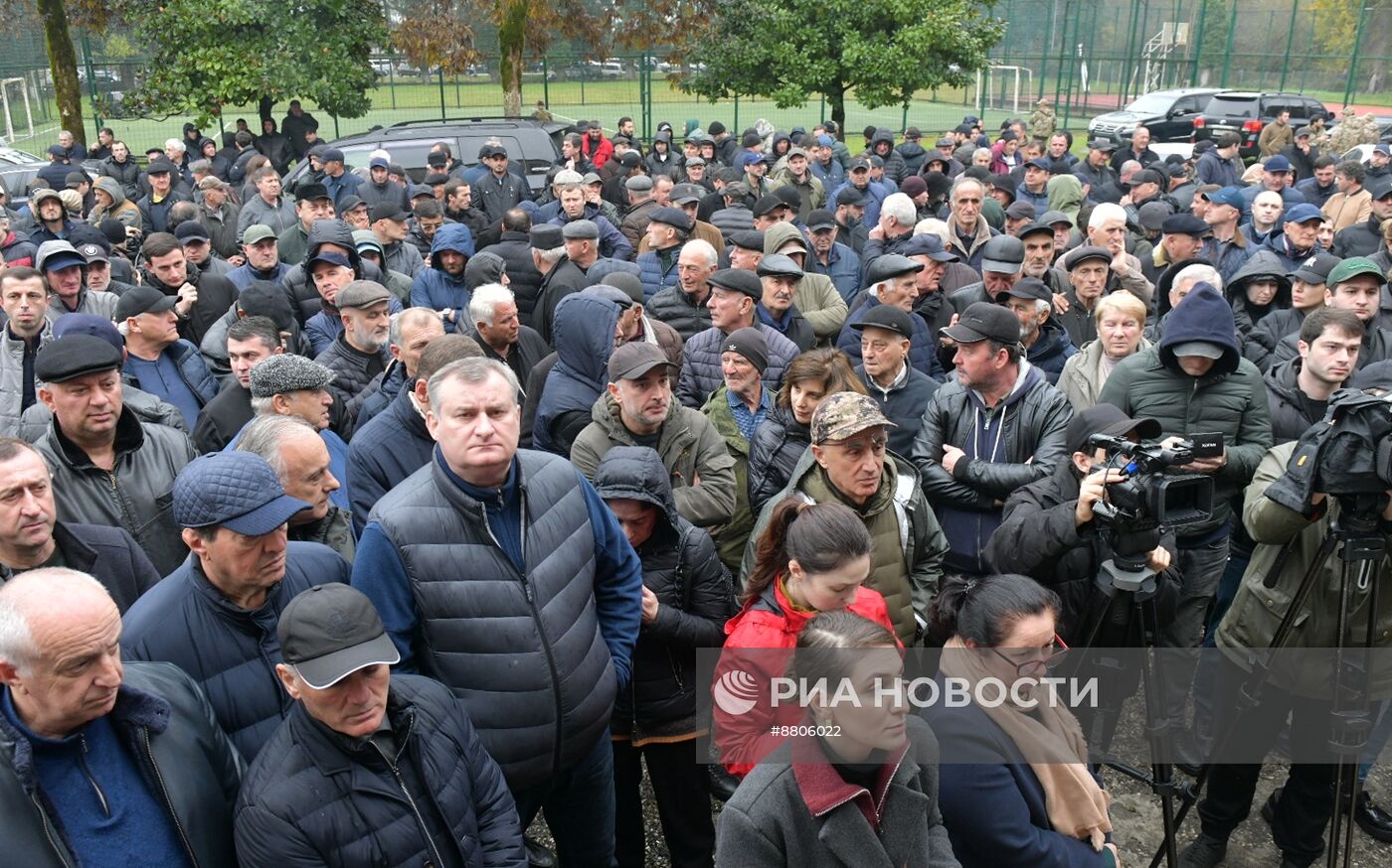 Президент Абхазии Бжания встретился со своими сторонниками