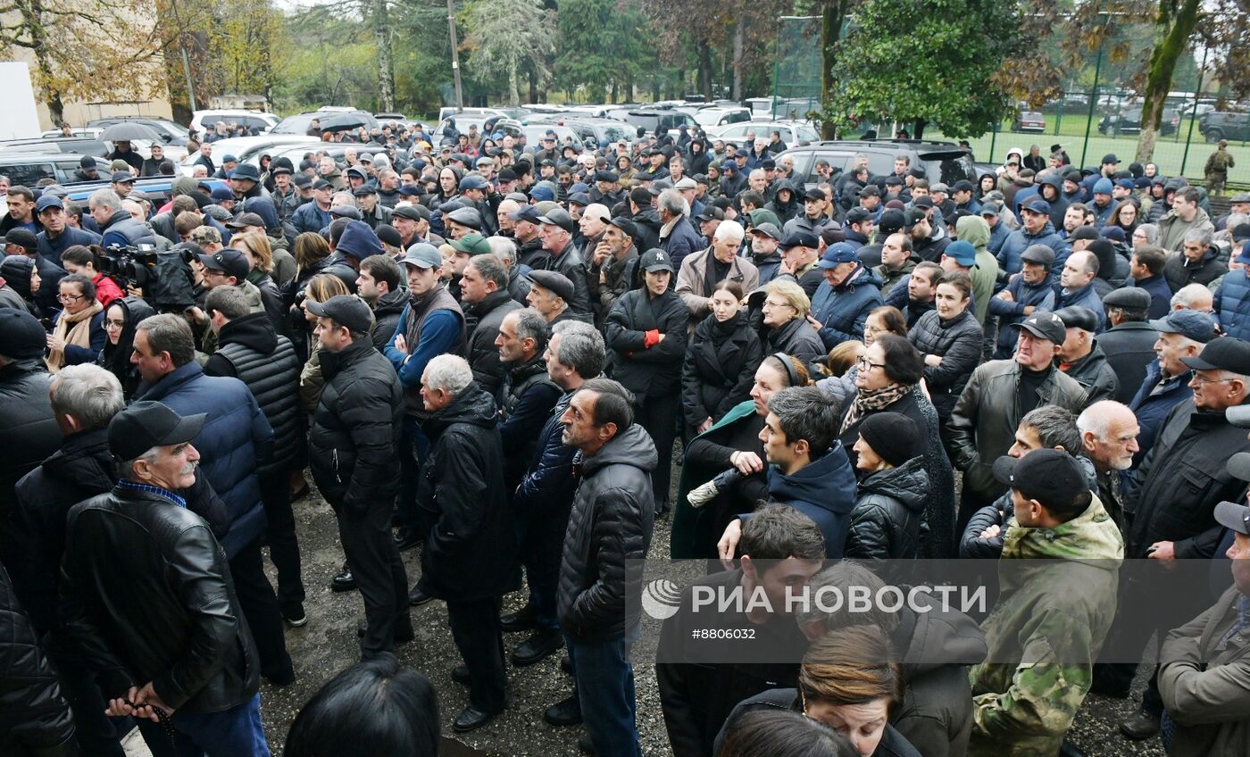 Президент Абхазии Бжания встретился со своими сторонниками