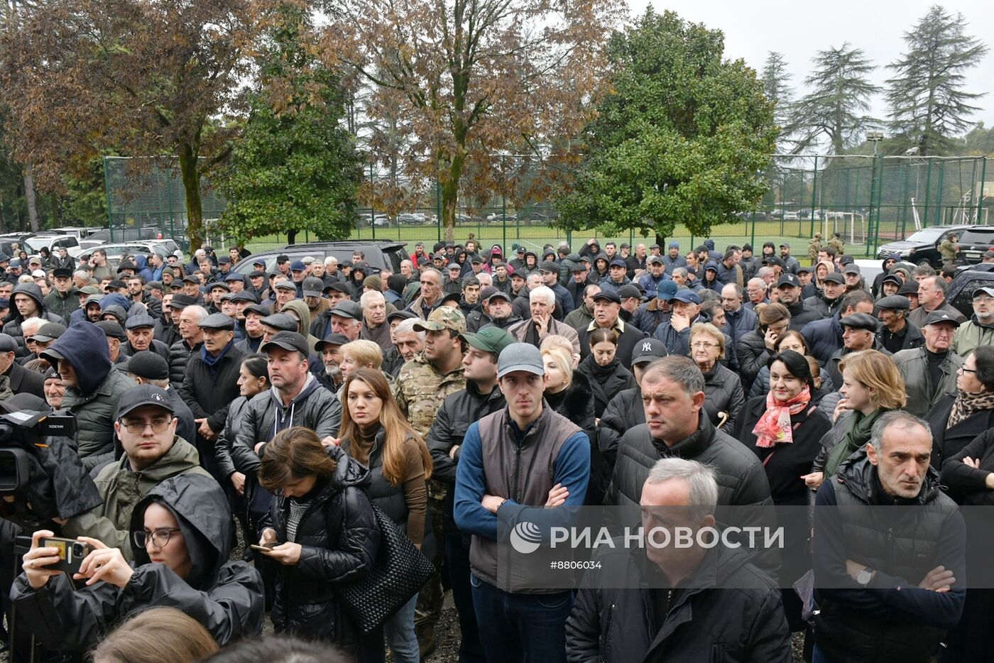 Президент Абхазии Бжания встретился со своими сторонниками