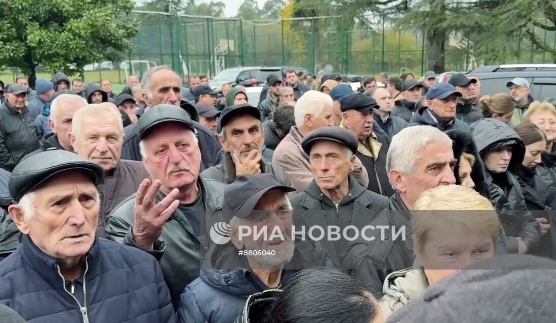 Президент Абхазии Бжания встретился со своими сторонниками