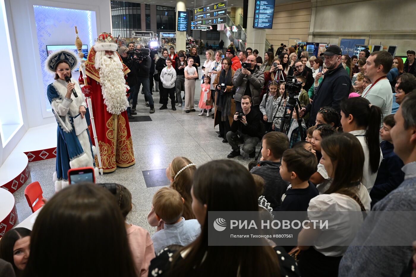 Празднование дня рождения Деда Мороза 