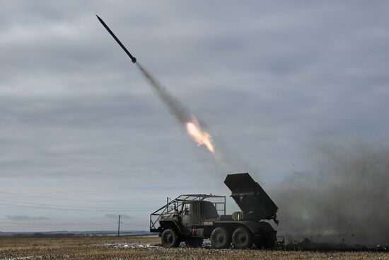 Военнослужащие реактивной артиллерийской батареи РСЗО БМ-21 "Град" 44-го армейского корпуса группировки войск "Север"