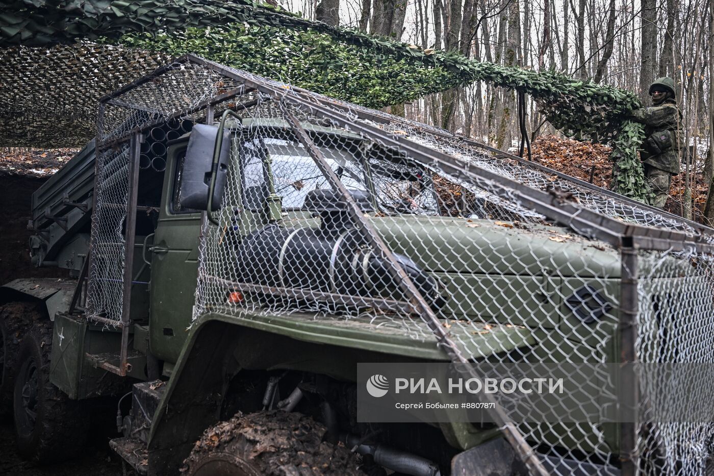 Военнослужащие реактивной артиллерийской батареи РСЗО БМ-21 "Град" 44-го армейского корпуса группировки войск "Север"