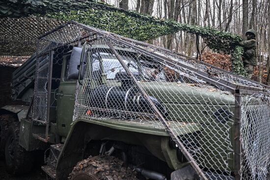 Военнослужащие реактивной артиллерийской батареи РСЗО БМ-21 "Град" 44-го армейского корпуса группировки войск "Север"