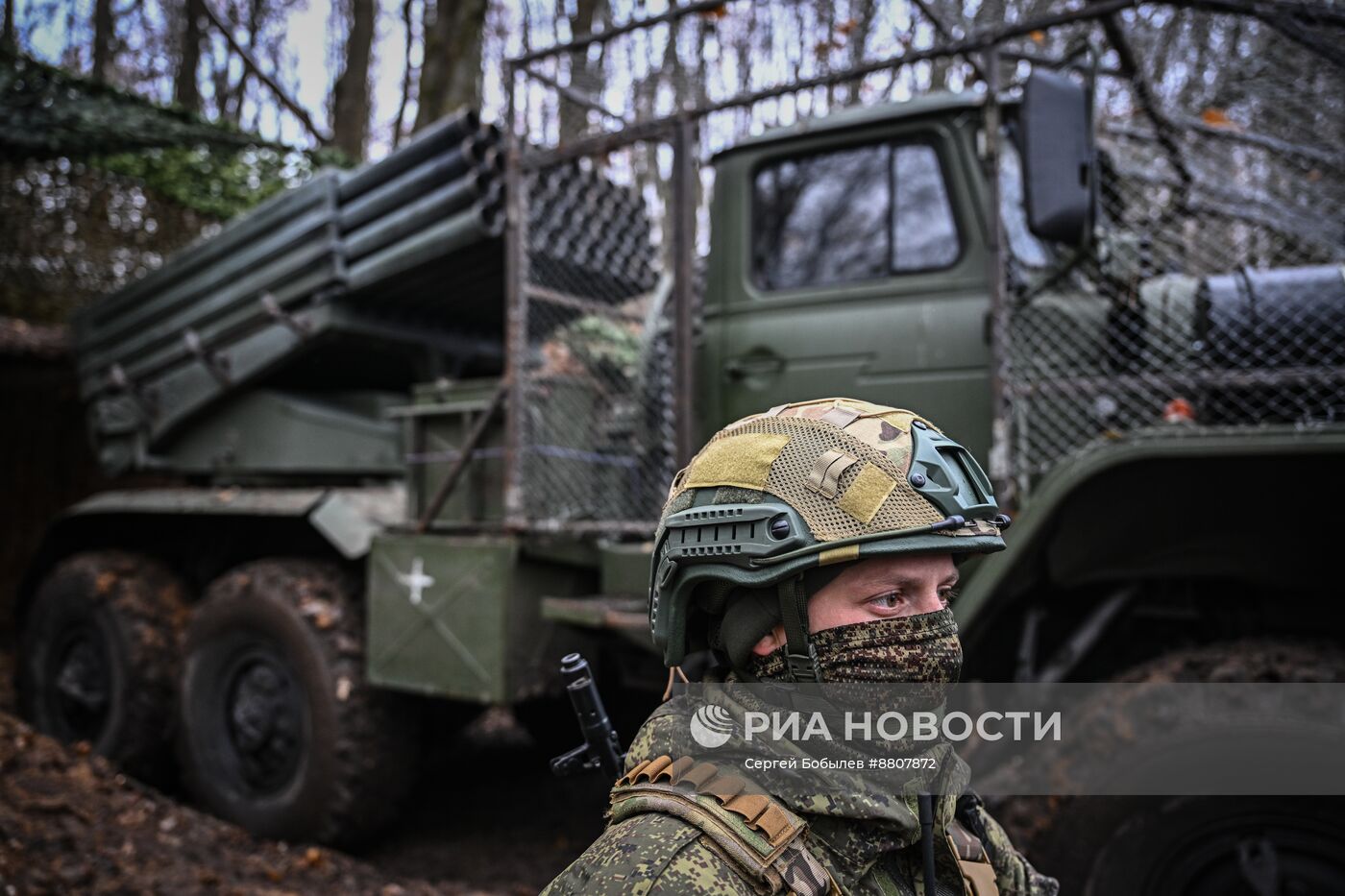 Военнослужащие реактивной артиллерийской батареи РСЗО БМ-21 "Град" 44-го армейского корпуса группировки войск "Север"