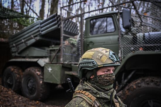 Военнослужащие реактивной артиллерийской батареи РСЗО БМ-21 "Град" 44-го армейского корпуса группировки войск "Север"