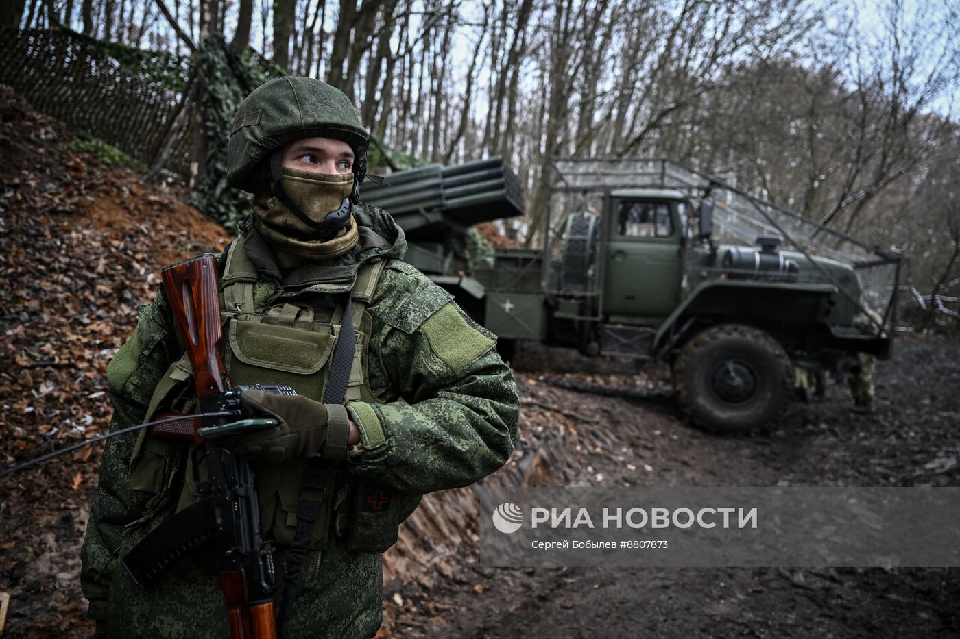 Военнослужащие реактивной артиллерийской батареи РСЗО БМ-21 "Град" 44-го армейского корпуса группировки войск "Север"