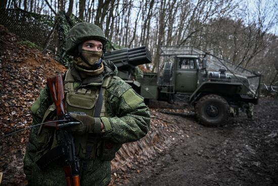 Военнослужащие реактивной артиллерийской батареи РСЗО БМ-21 "Град" 44-го армейского корпуса группировки войск "Север"