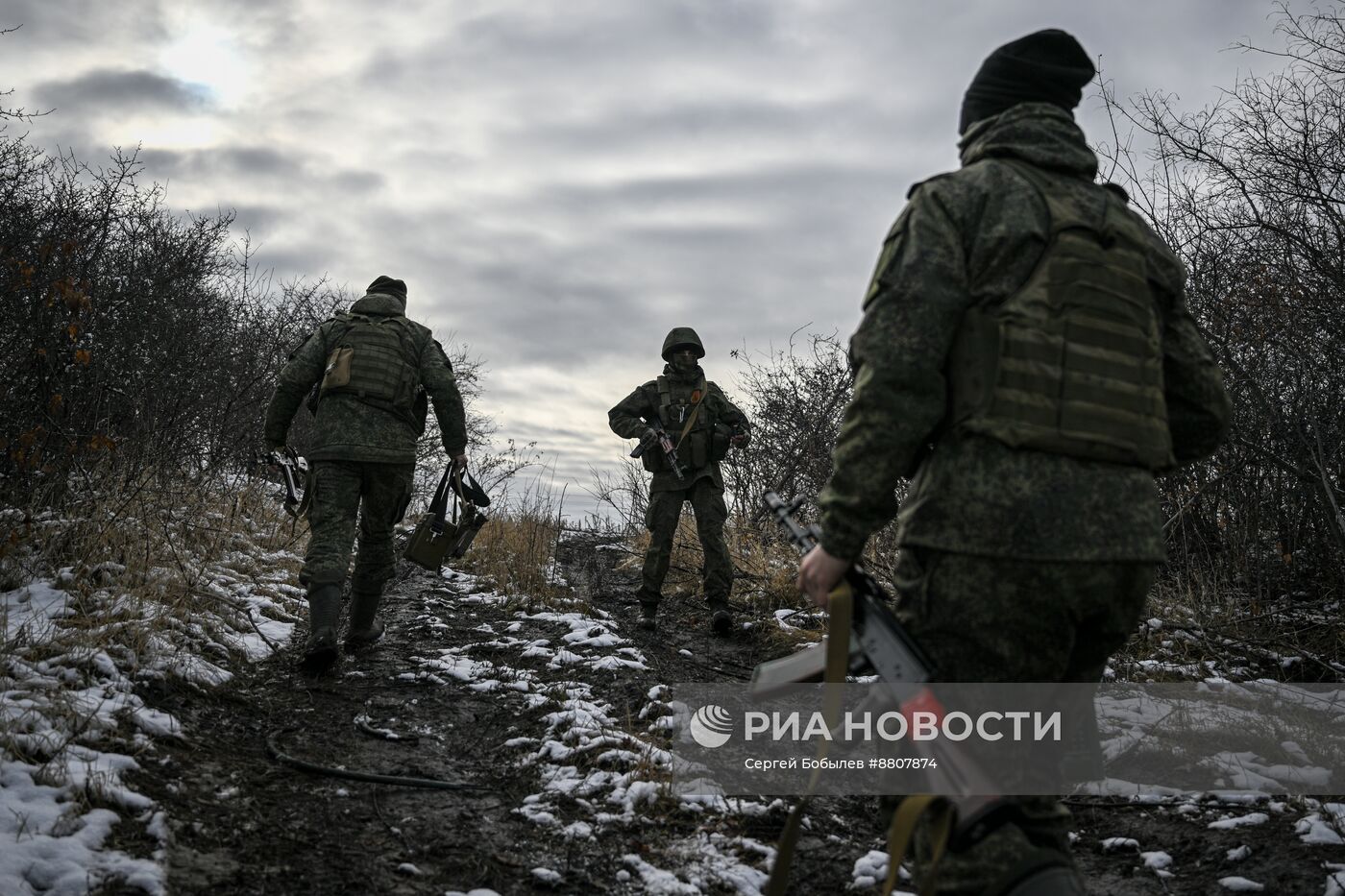 Военнослужащие реактивной артиллерийской батареи РСЗО БМ-21 "Град" 44-го армейского корпуса группировки войск "Север"