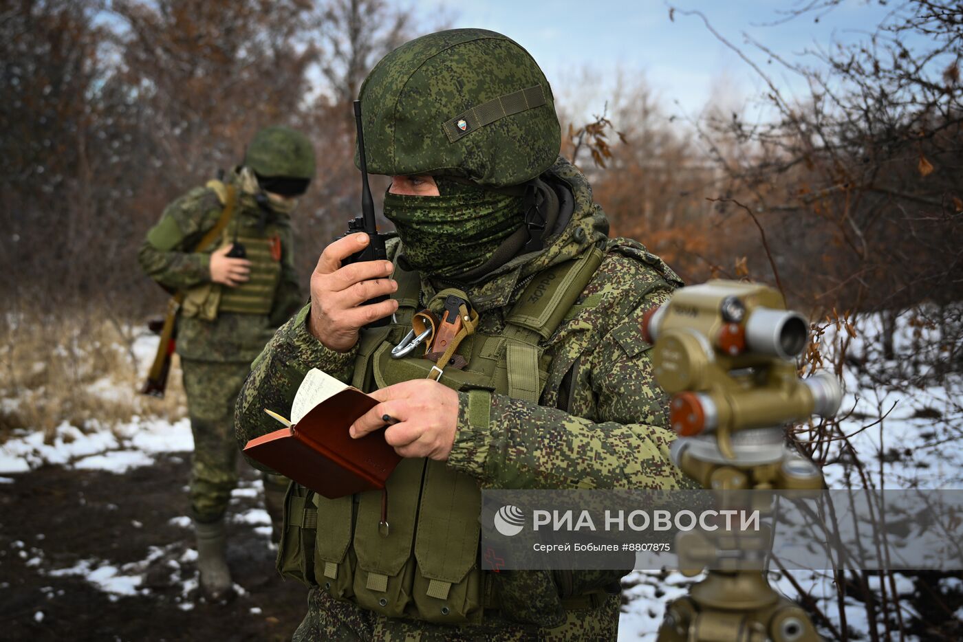 Военнослужащие реактивной артиллерийской батареи РСЗО БМ-21 "Град" 44-го армейского корпуса группировки войск "Север"