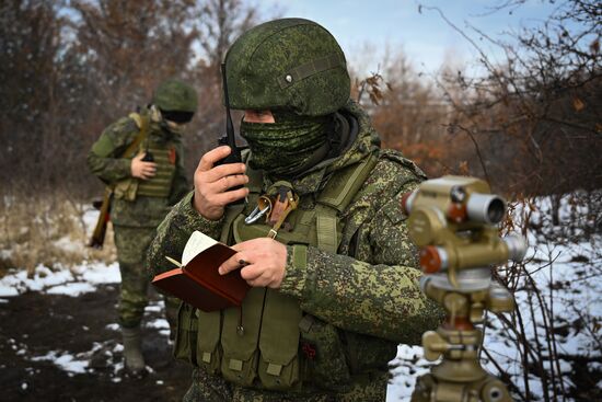 Военнослужащие реактивной артиллерийской батареи РСЗО БМ-21 "Град" 44-го армейского корпуса группировки войск "Север"