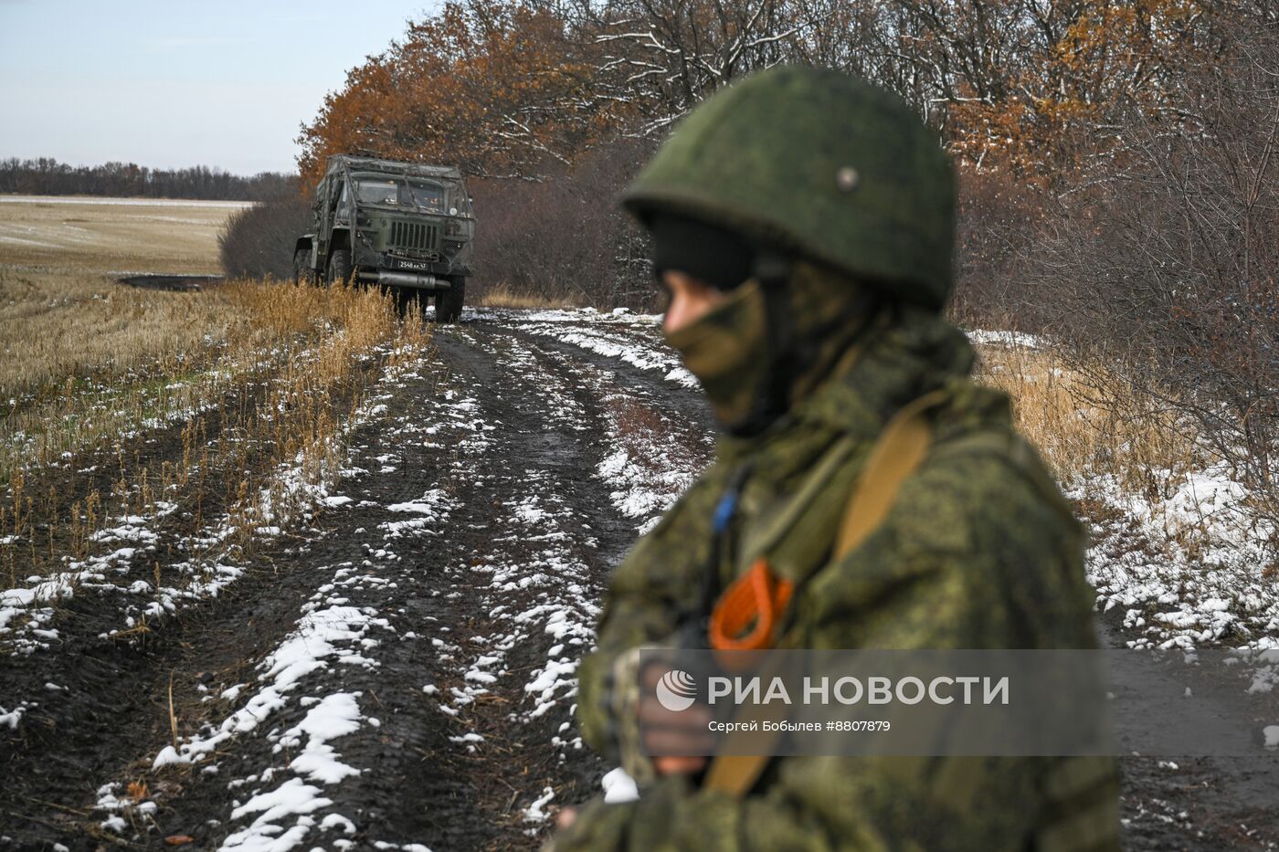 Военнослужащие реактивной артиллерийской батареи РСЗО БМ-21 "Град" 44-го армейского корпуса группировки войск "Север"