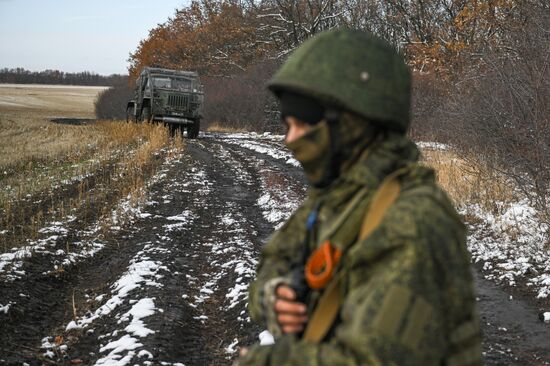 Военнослужащие реактивной артиллерийской батареи РСЗО БМ-21 "Град" 44-го армейского корпуса группировки войск "Север"