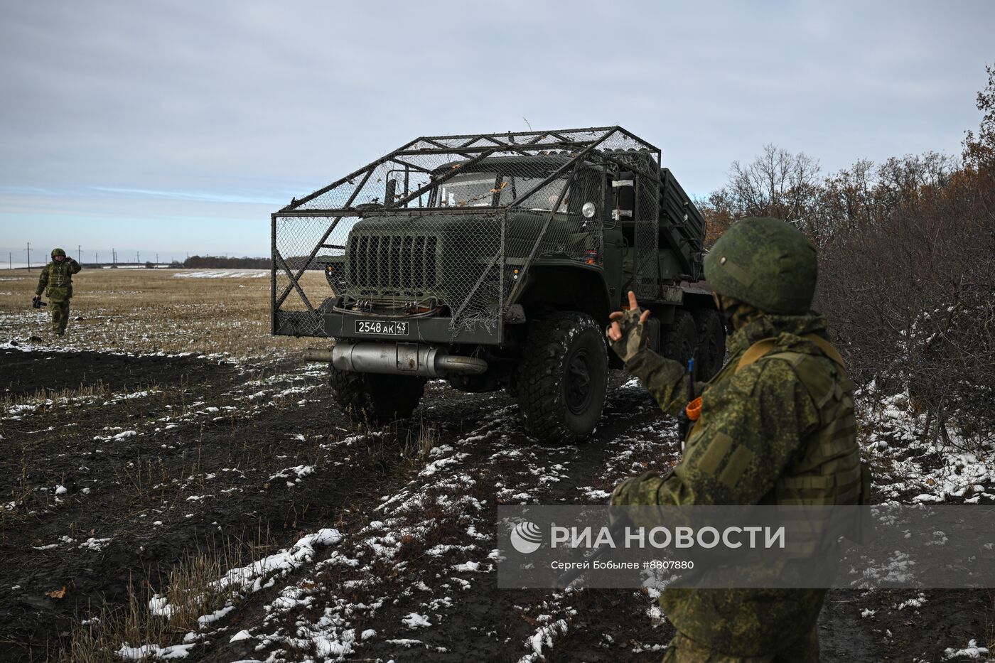 Военнослужащие реактивной артиллерийской батареи РСЗО БМ-21 "Град" 44-го армейского корпуса группировки войск "Север"