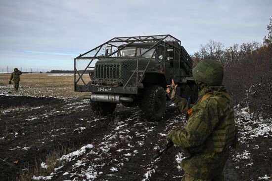 Военнослужащие реактивной артиллерийской батареи РСЗО БМ-21 "Град" 44-го армейского корпуса группировки войск "Север"