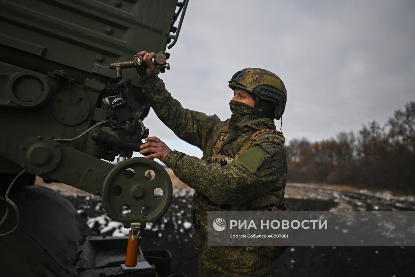 Военнослужащие реактивной артиллерийской батареи РСЗО БМ-21 "Град" 44-го армейского корпуса группировки войск "Север"