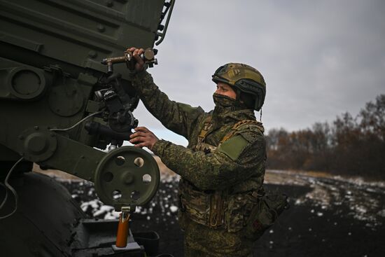 Военнослужащие реактивной артиллерийской батареи РСЗО БМ-21 "Град" 44-го армейского корпуса группировки войск "Север"