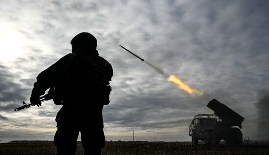 Военнослужащие реактивной артиллерийской батареи РСЗО БМ-21 "Град" 44-го армейского корпуса группировки войск "Север"