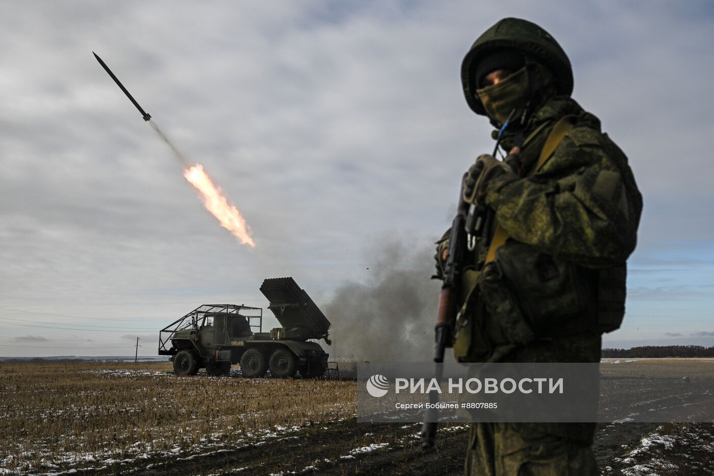 Военнослужащие реактивной артиллерийской батареи РСЗО БМ-21 "Град" 44-го армейского корпуса группировки войск "Север"