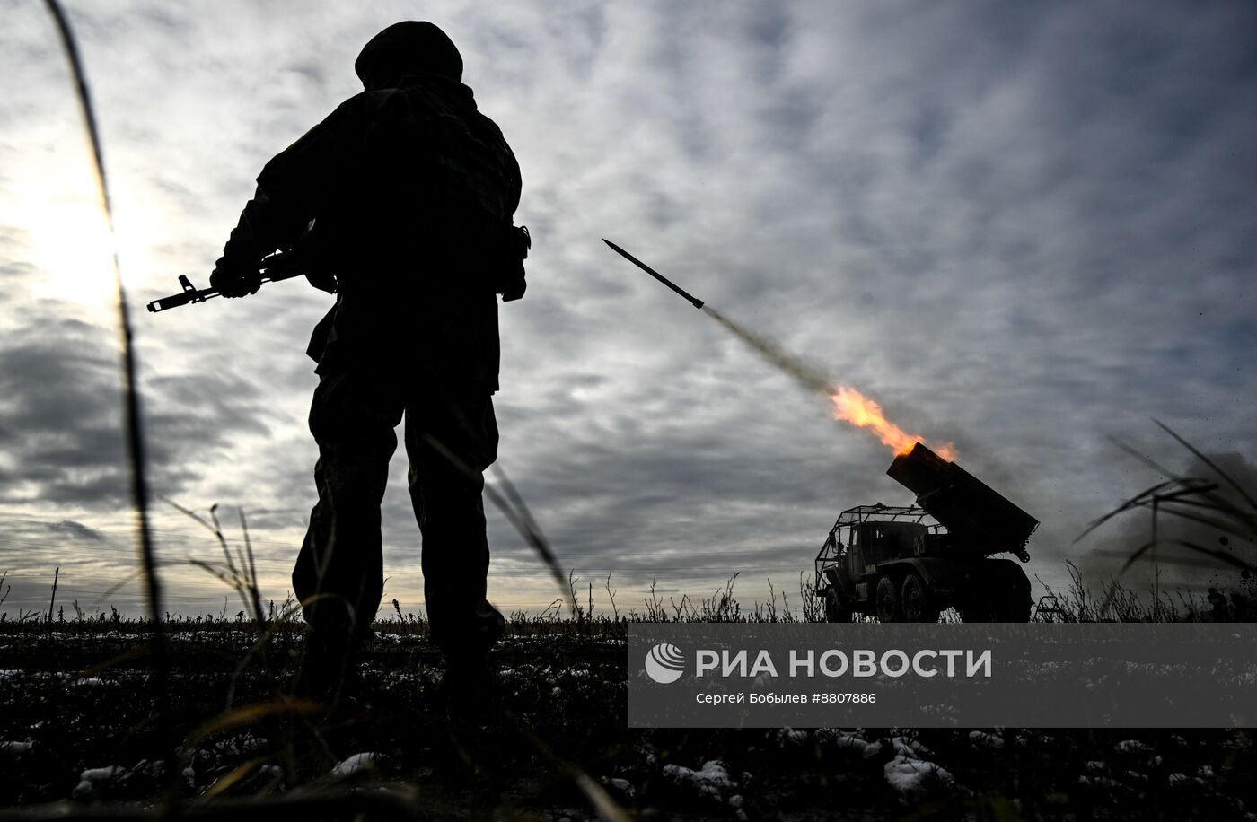 Военнослужащие реактивной артиллерийской батареи РСЗО БМ-21 "Град" 44-го армейского корпуса группировки войск "Север"