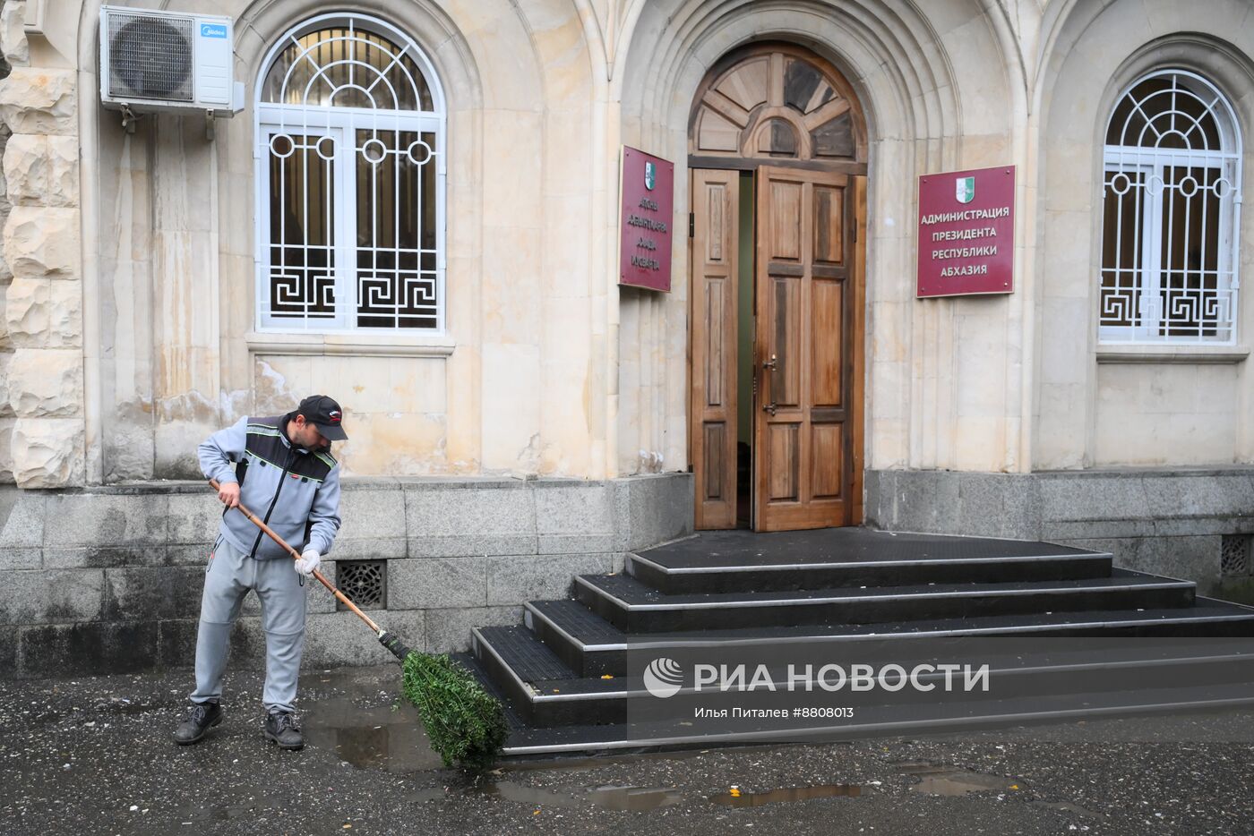 Заседание парламента Абхазии по вопросу отставки президента республики  А. Бжании