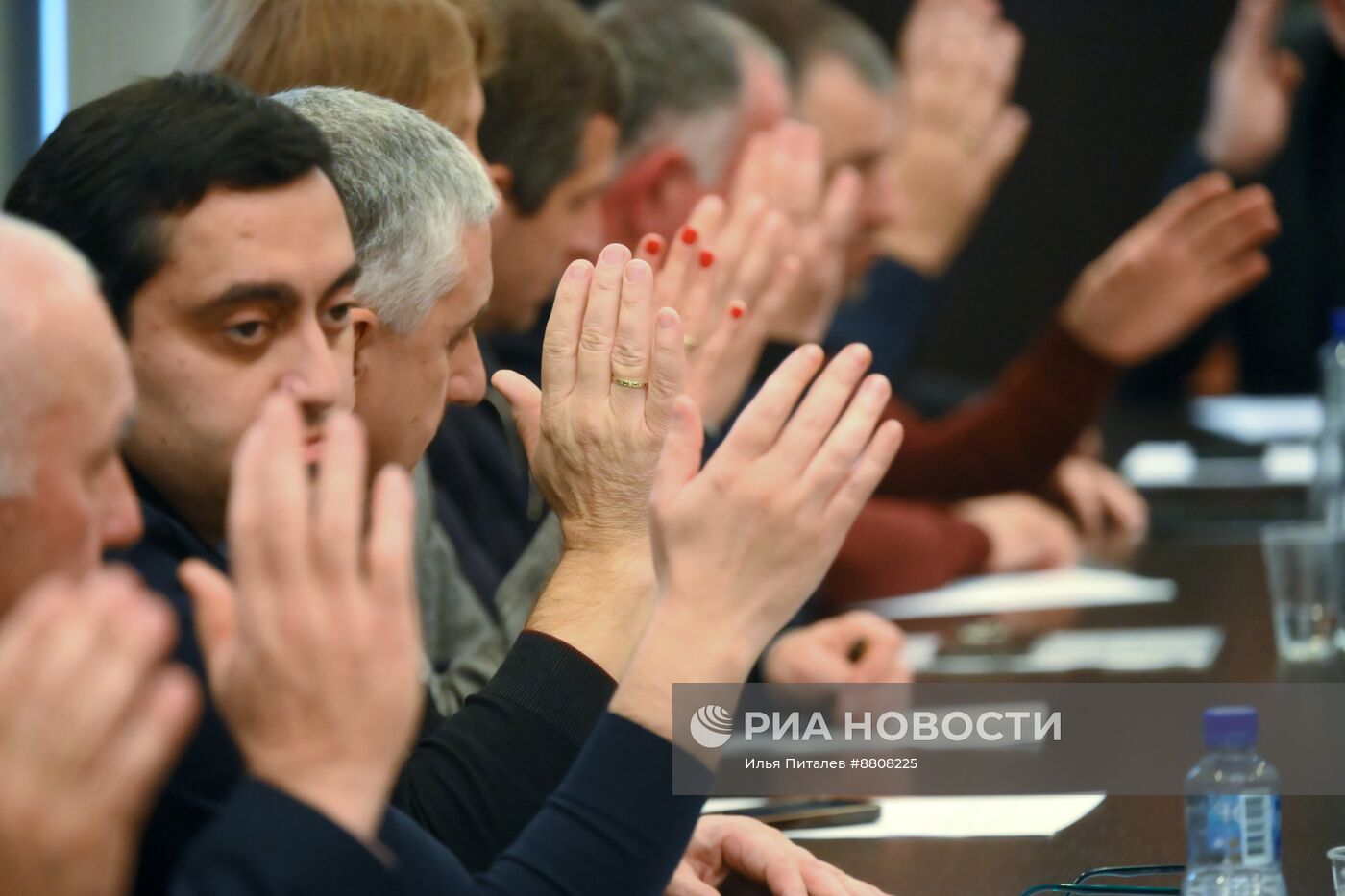 Заседание парламента Абхазии по вопросу отставки президента республики  А. Бжании