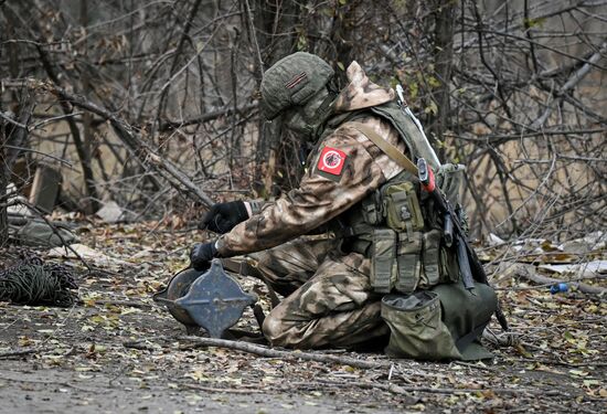 Расчистка и разминирование дорог в Покровском районе ДНР саперами 12-й инженерно-саперной бригады группировки войск "Центр" 