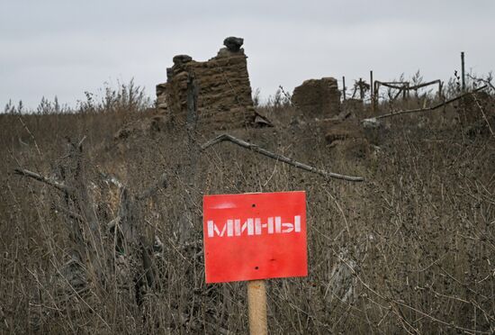 Расчистка и разминирование дорог в Покровском районе ДНР саперами 12-й инженерно-саперной бригады группировки войск "Центр" 