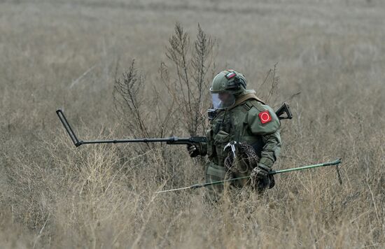 Расчистка и разминирование дорог в Покровском районе ДНР саперами 12-й инженерно-саперной бригады группировки войск "Центр" 