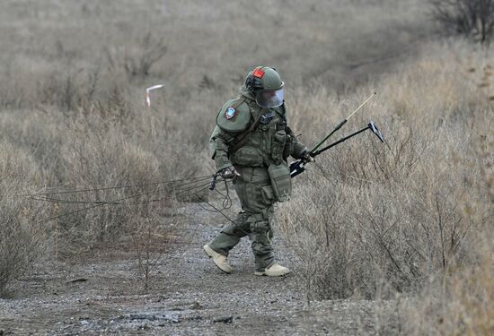 Расчистка и разминирование дорог в Покровском районе ДНР саперами 12-й инженерно-саперной бригады группировки войск "Центр" 