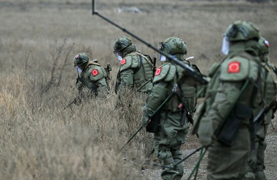 Расчистка и разминирование дорог в Покровском районе ДНР саперами 12-й инженерно-саперной бригады группировки войск "Центр" 