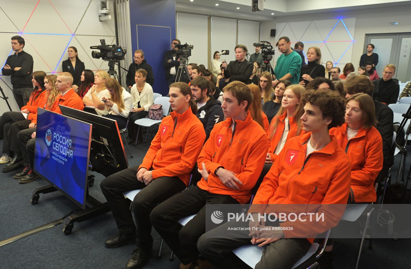 П/к, посвященная проведению первой Московской молодежной антарктической экспедиции 