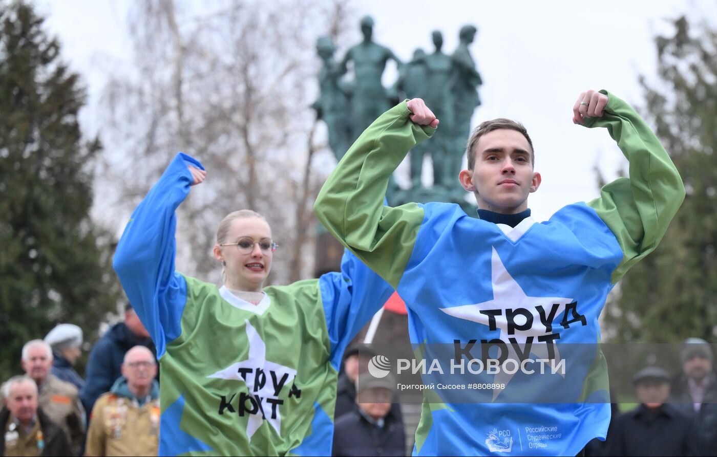 Закладка памятной плиты в честь 65-летия движения студенческих отрядов