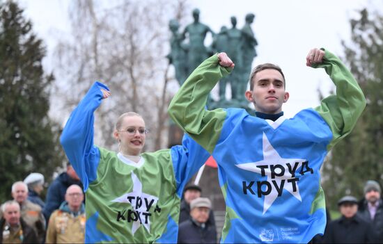 Закладка памятной плиты в честь 65-летия движения студенческих отрядов