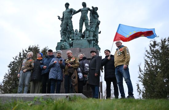 Закладка памятной плиты в честь 65-летия движения студенческих отрядов