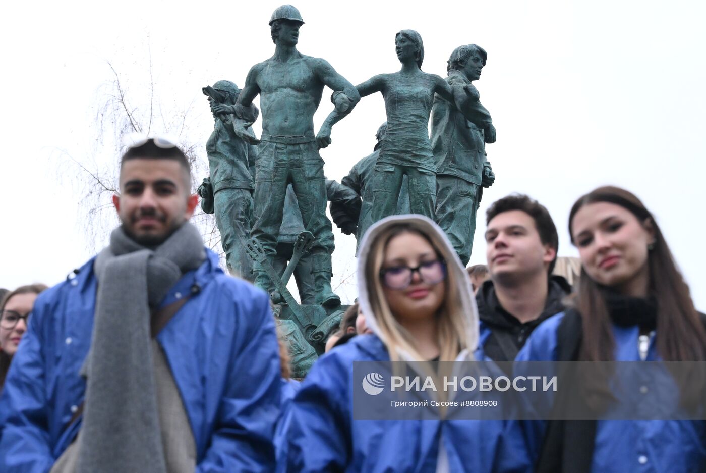 Закладка памятной плиты в честь 65-летия движения студенческих отрядов