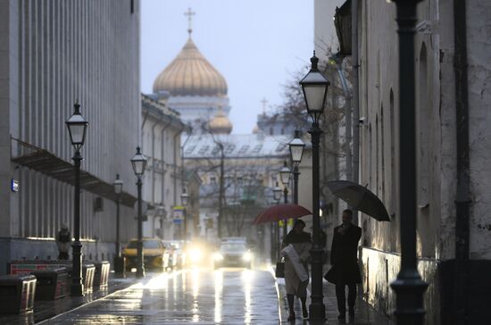 Дождь с сильным ветром в Москве