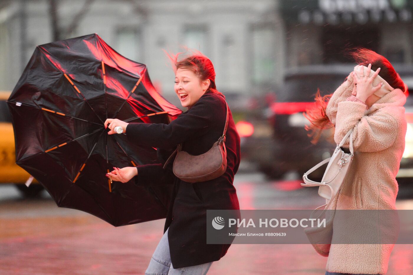 Дождь с сильным ветром в Москве