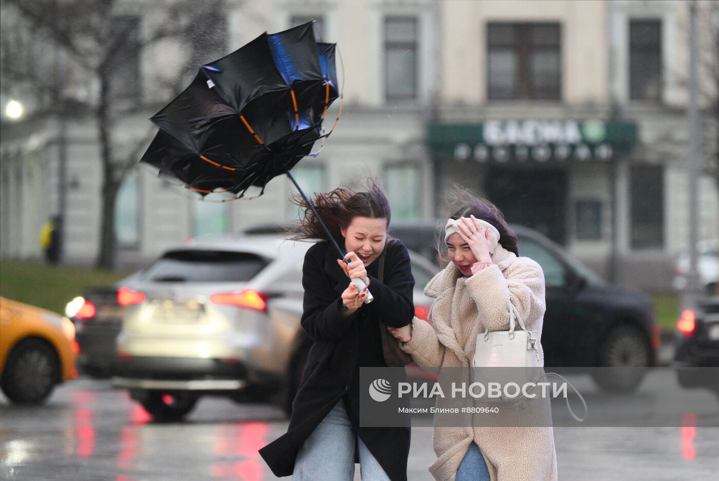 Дождь с сильным ветром в Москве